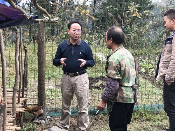 县总工会党组书记,副主席任廷昌为贫困户耐心讲解养殖技巧